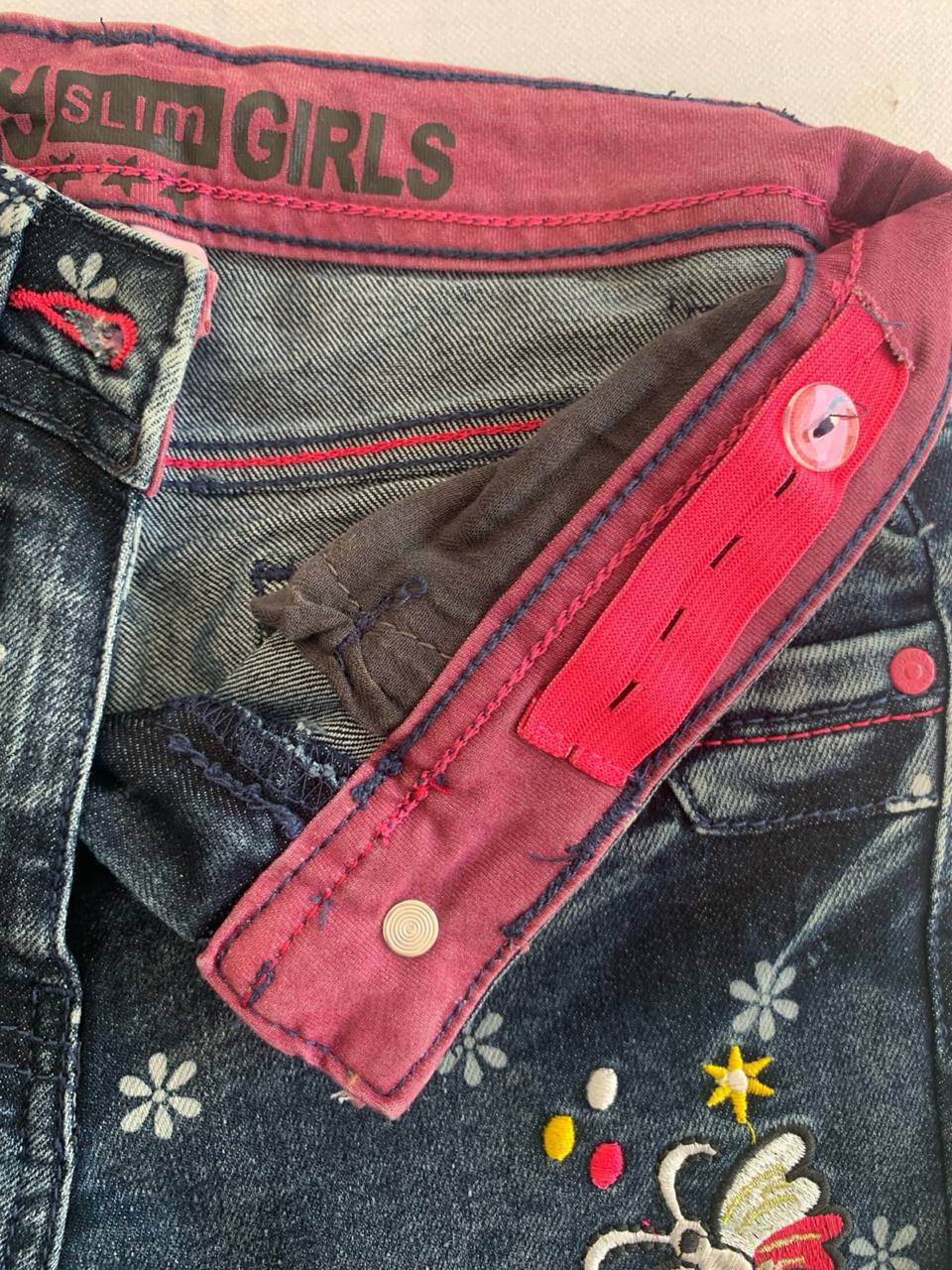 Jean slim gris avec motifs et papillon – Image 4
